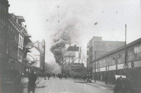 863557 Afbeelding van het blussen van de grote brand in het warenhuis Galeries Modernes (Lange Viestraat 2-10) te Utrecht.